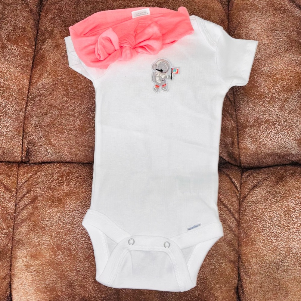 Astronaut onsie! Comes with bow!
